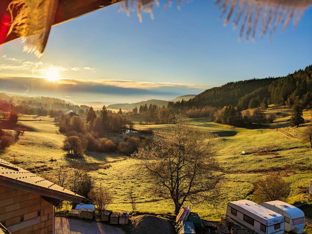 Zeigt Ausblick vom Retreat Haus Ekayana