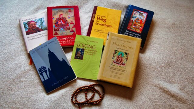 Zeigt Bücher des 10 Jahres Dharma Zyklus