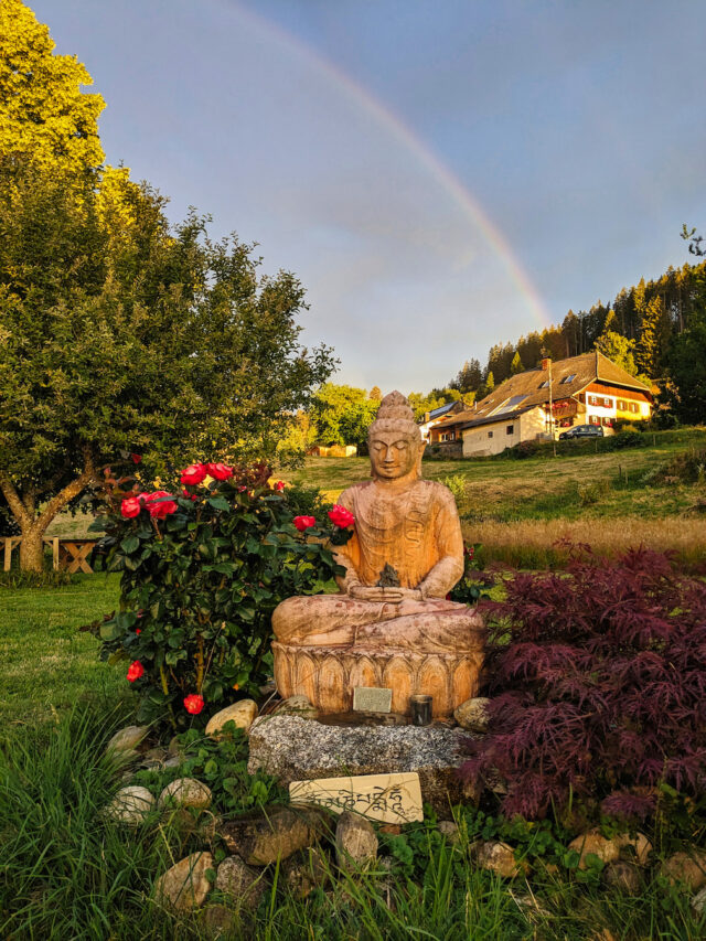 Zeigt Buddha im Garten - Anapanasati