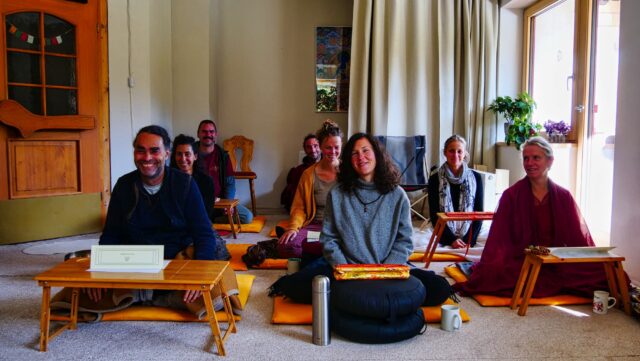 Zeigt Ekayana Retreatler