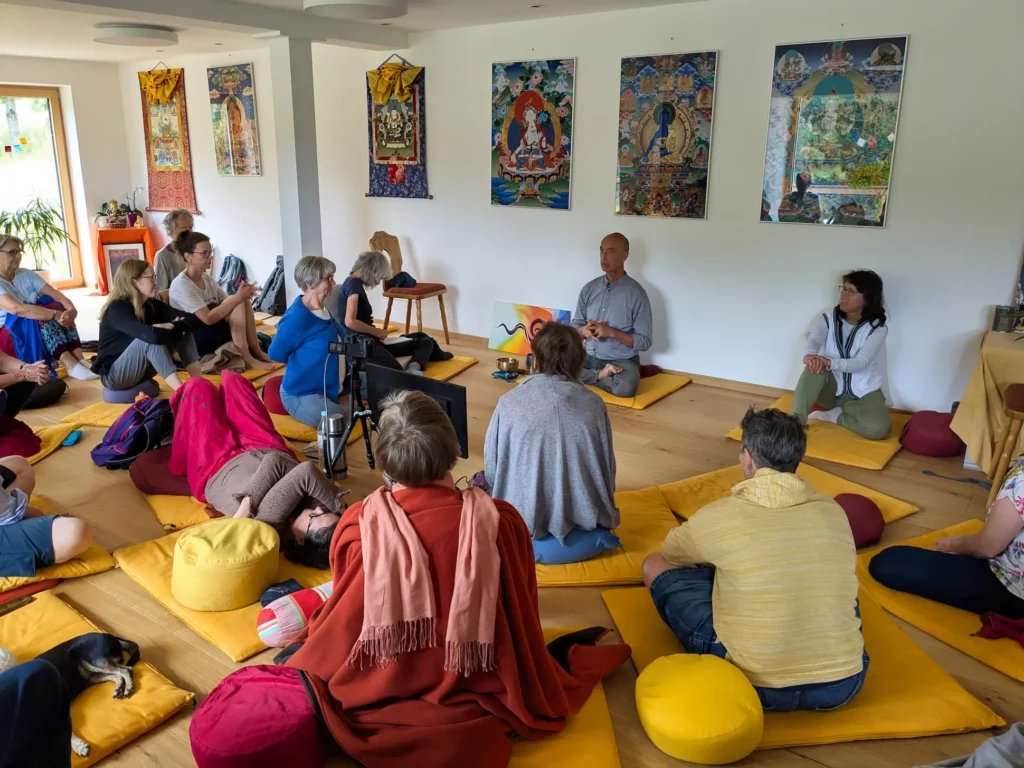 Zeigt Lama Tilmann Lhündrup beim Meditationstag